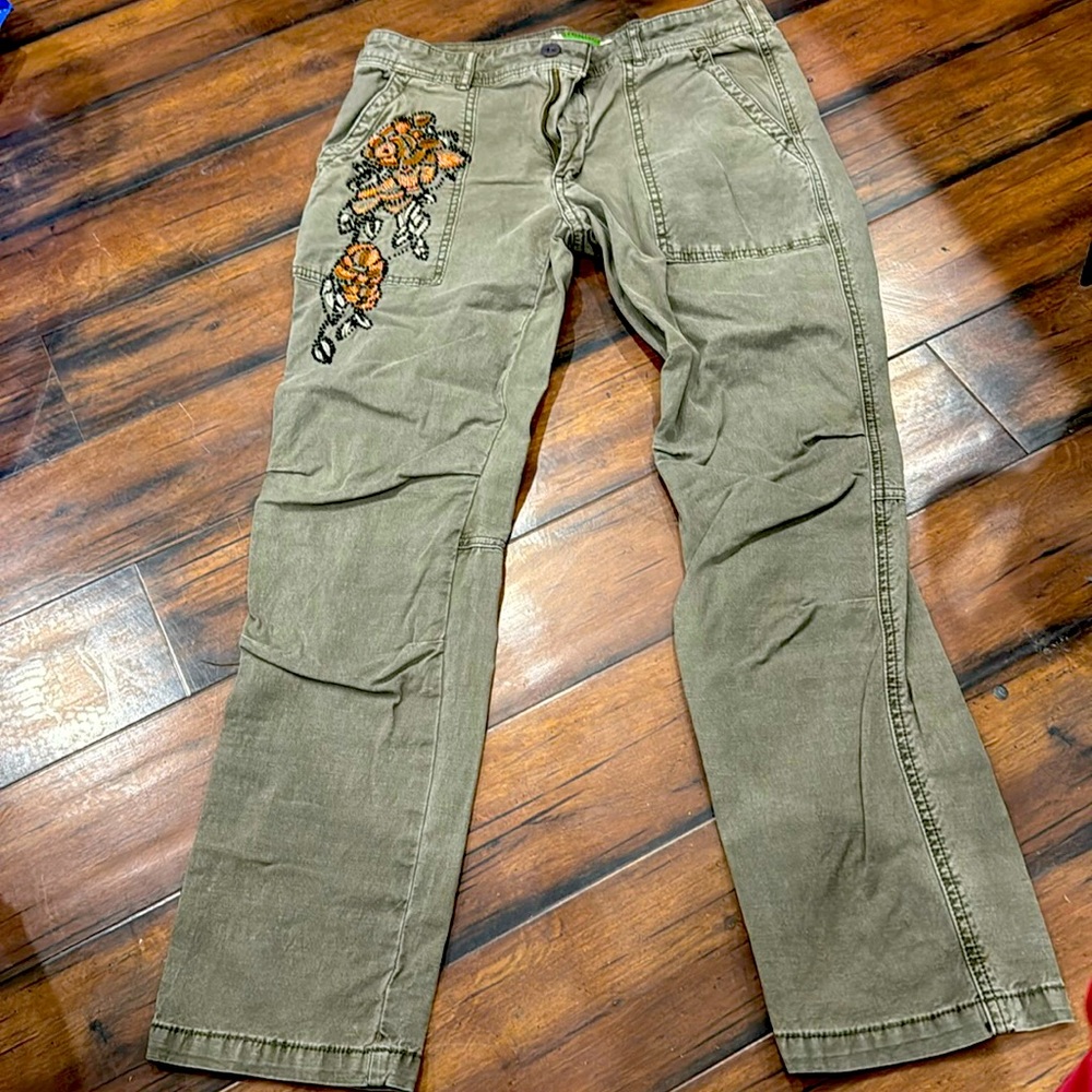 🌺 Cute cotton embroidered pant🌼